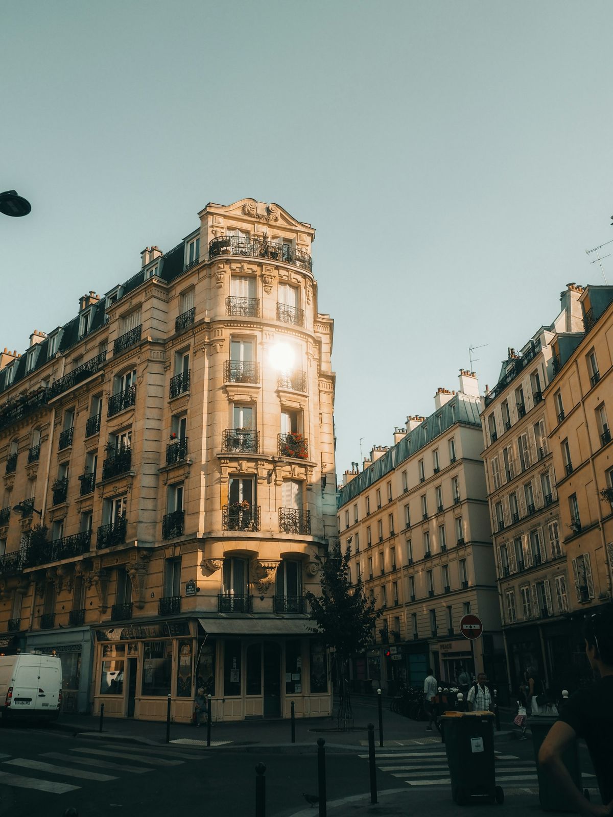 Immeuble parisien en pierre de taille éclairé par le soleil