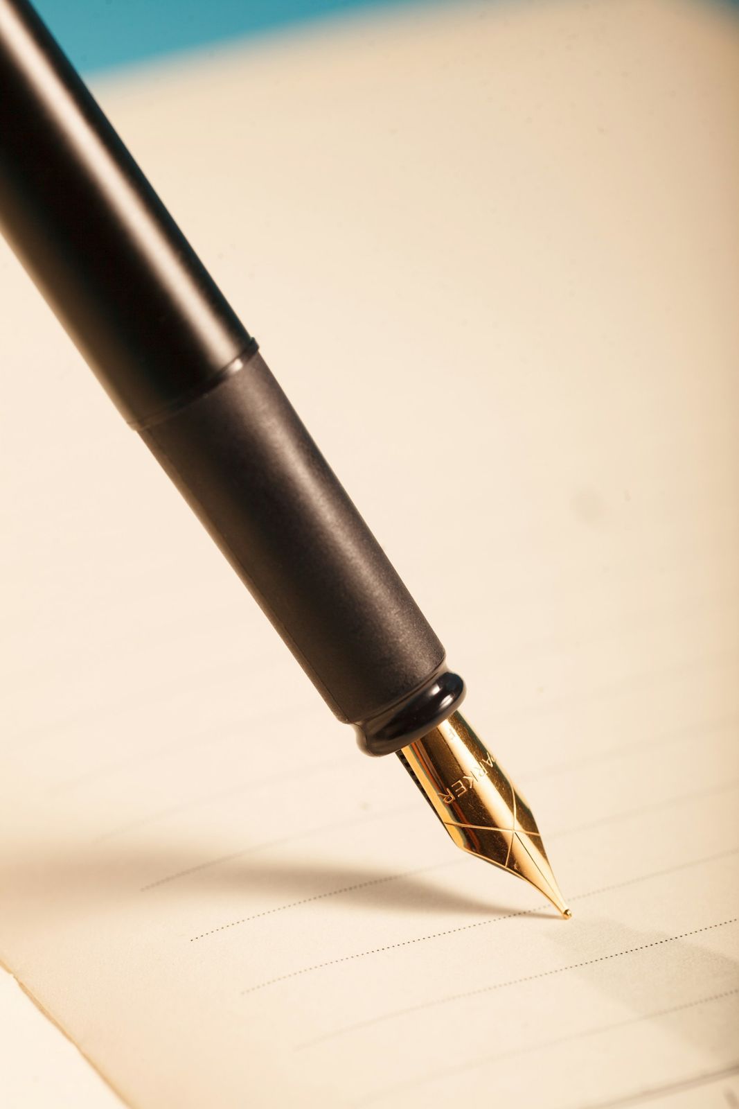 Stylo-plume posé sur une feuille, prêt à signer